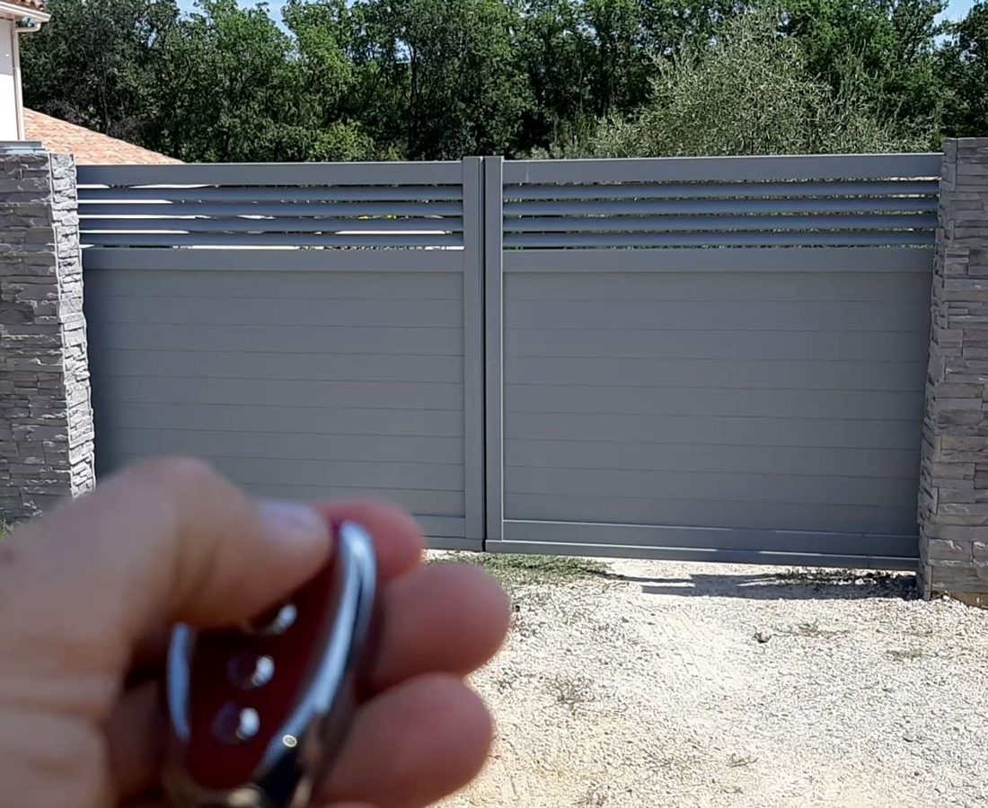 portail gris TwinSlide d'un client avec utilisation de la télécommande Portaleco