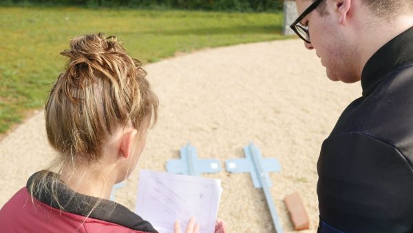 Montage du gabarit de pose Portaleco avec notice : &eacute;l&eacute;ments du kit portail coulissant