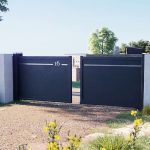 portail aluminium composite TwinSlide à ouverture centrale coulissant autoportant