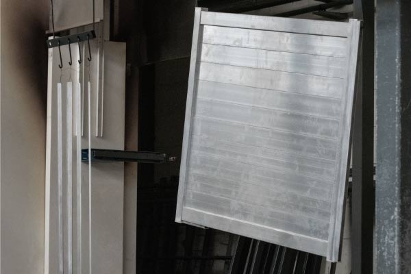 Chaine de peinture thermolaquage aluminium portail Portaleco - Traitement thermolaqu&eacute;