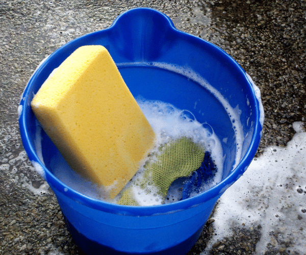 Eau savonneuse pour entretenir son portail battant en aluminium