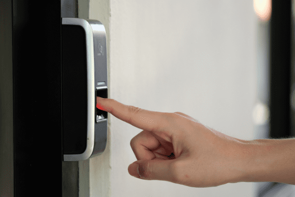 Ouverture portail battant ou coulissant par serrure biom&eacute;trique 