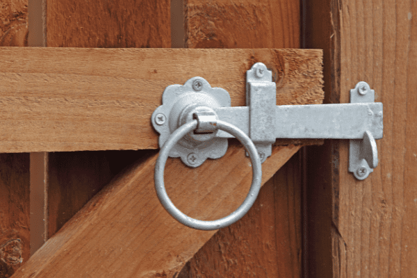 Ouverture de portail battant par loquet