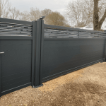 Portillon &agrave; c&ocirc;t&eacute; de son portail assorti