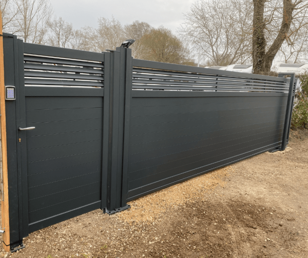 Portillon &agrave; c&ocirc;t&eacute; de son portail assorti