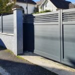 Portail coulissant en alu autoportant gris