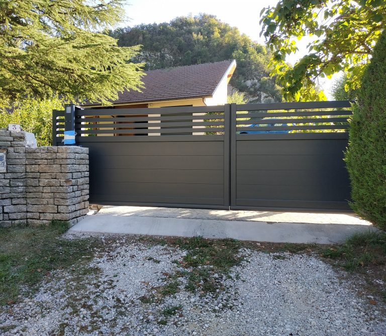 Portail coulissant 3m50 deux vantaux ajouré