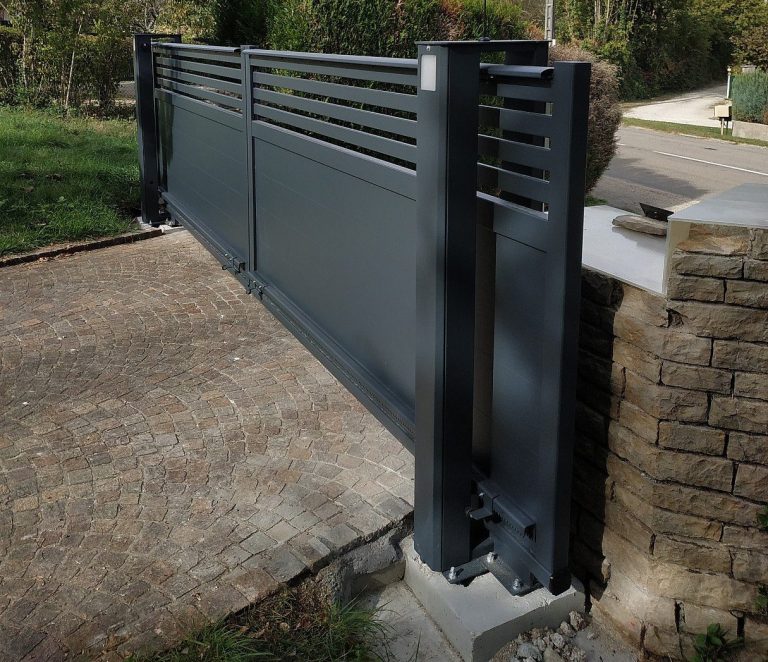 Portail aluminium ouverture centrale