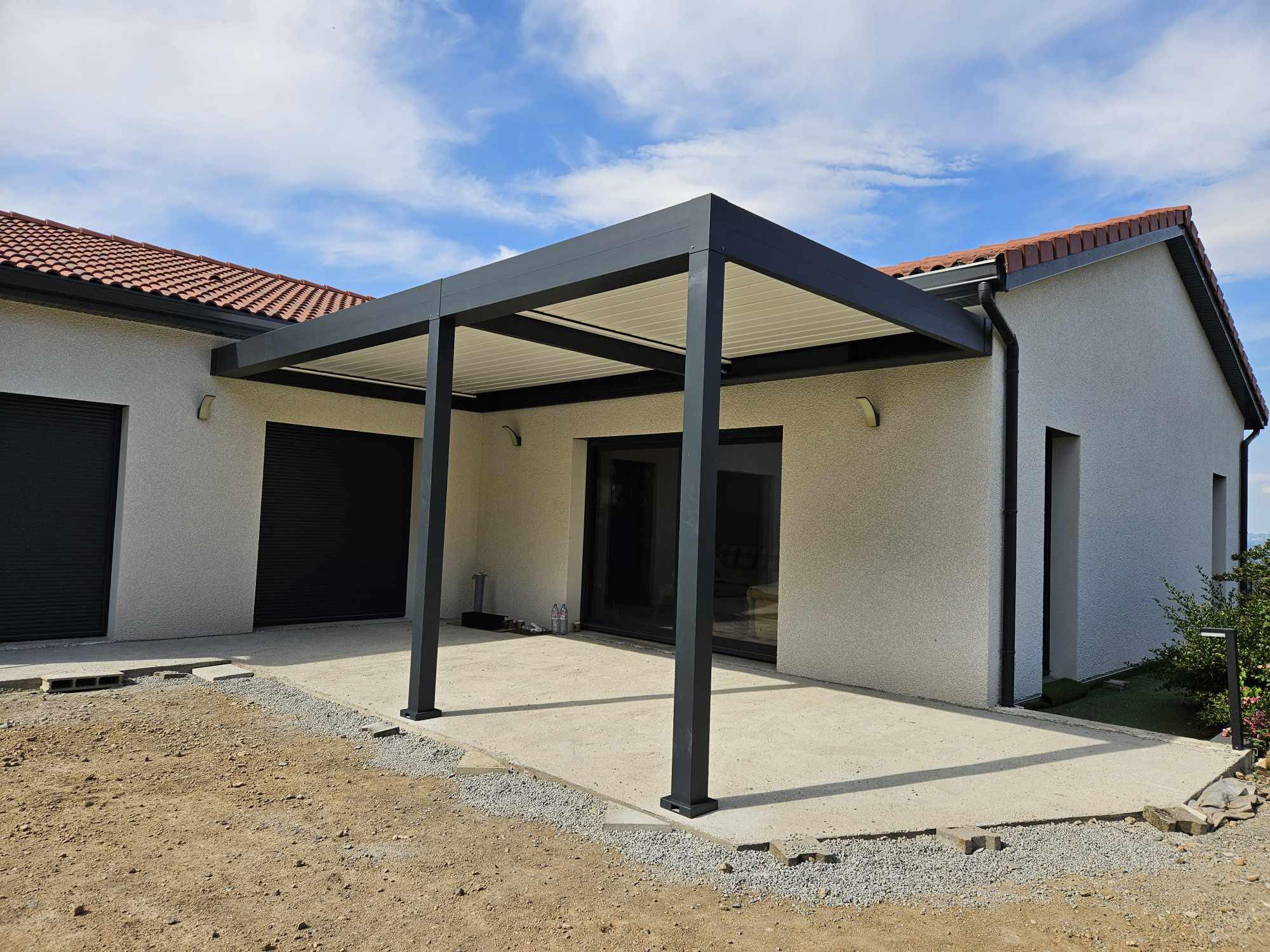 Pergola adoss&eacute;e