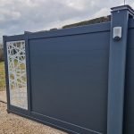 Portail coulissant en alu gris avec digicode