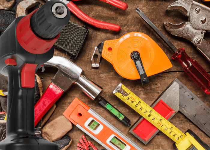 Outils bricolage pose portail battant