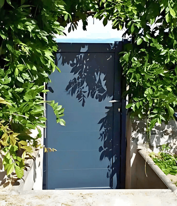 Portillon entre deux murs -