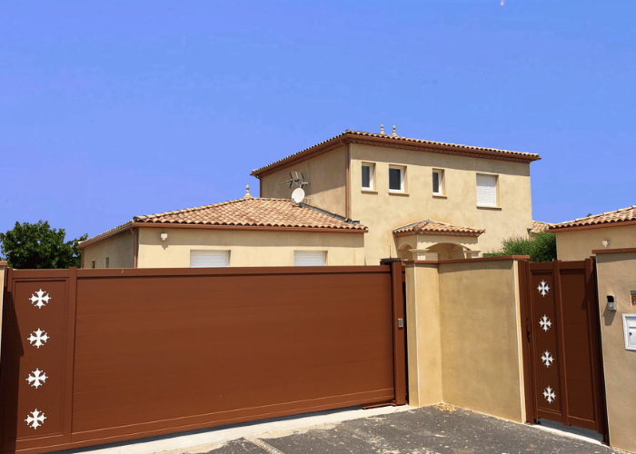 Portail et portillon assorti marron à découpes laser