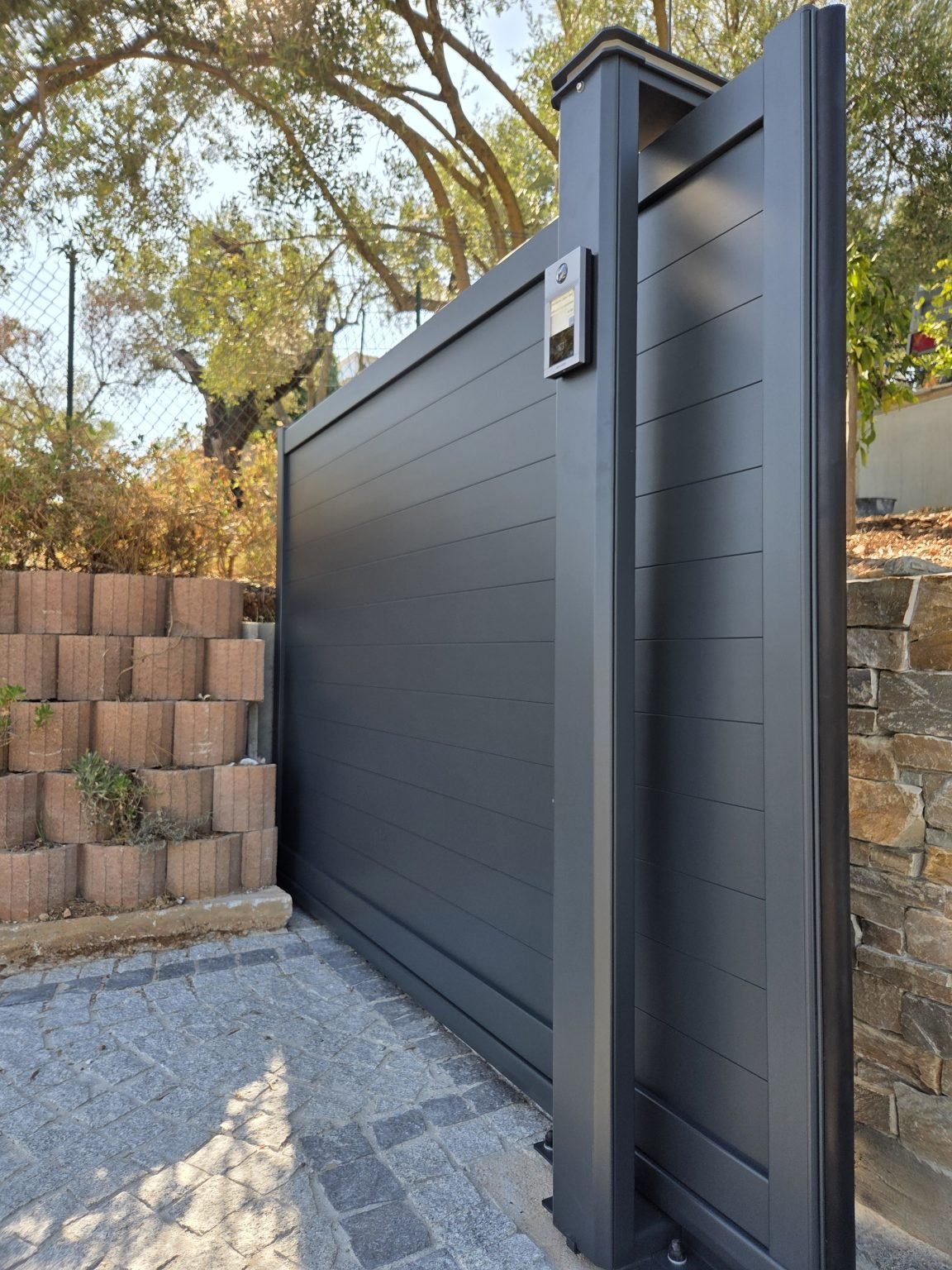 Portail alu coulissant autoportant et motorisé, à 1 ou 2 vantaux