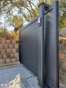 Installation portail coulissant vue de côté