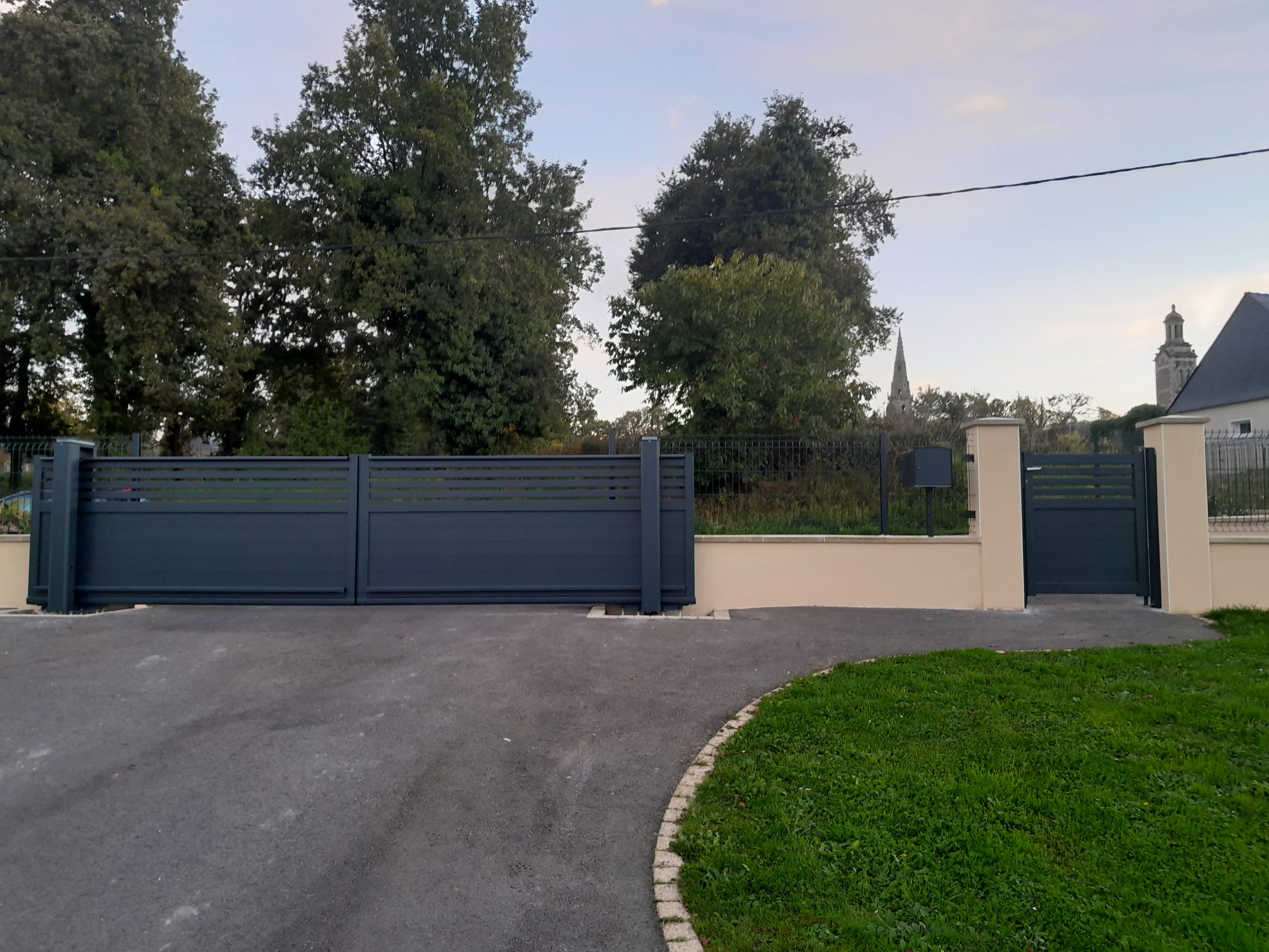 Portail avec portillon assorti