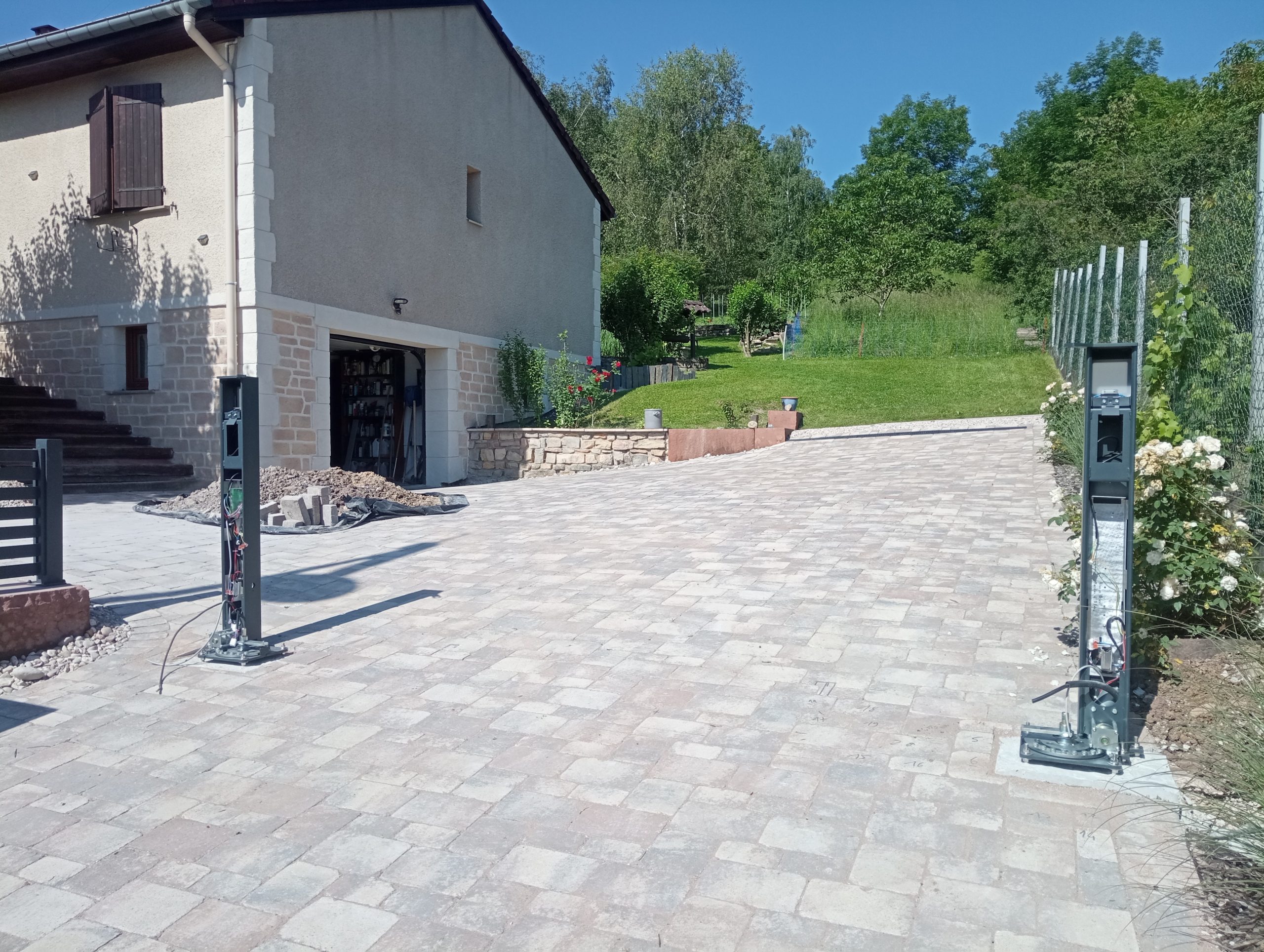 Motorisation intégrée dans les piliers et pré câblée