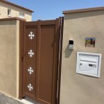 Portillon design Laserline avec t&ocirc;le blanche int&eacute;gr&eacute;e