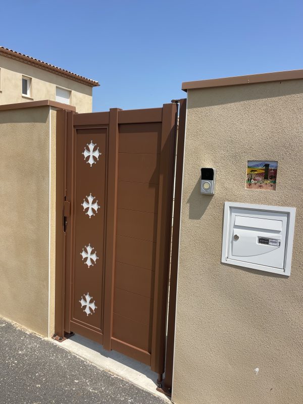 Portillon design Laserline avec t&ocirc;le blanche int&eacute;gr&eacute;e