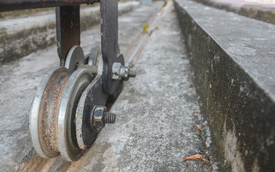 Accessoires de guidage portail coulissant : roulettes us&eacute;e