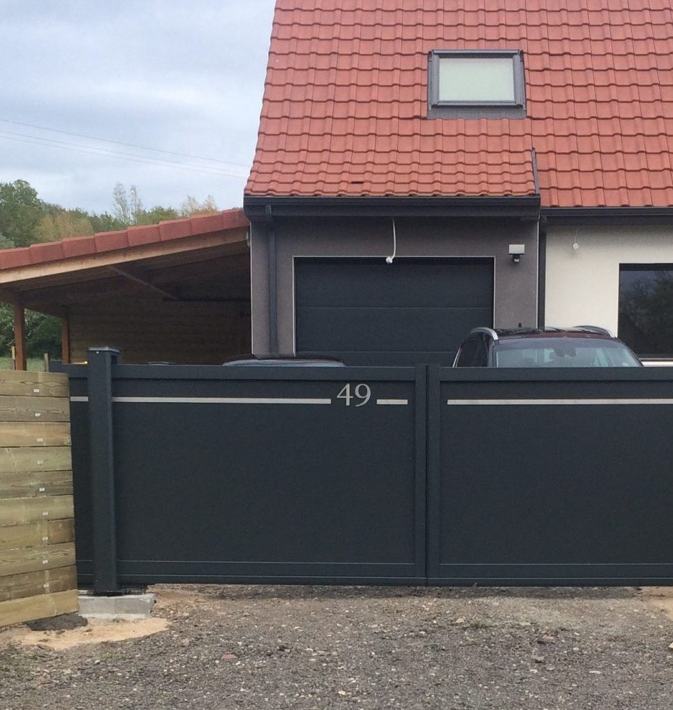 Portail coulissant avec option de personnalisation par num&eacute;ro de rue (design street portaleco)