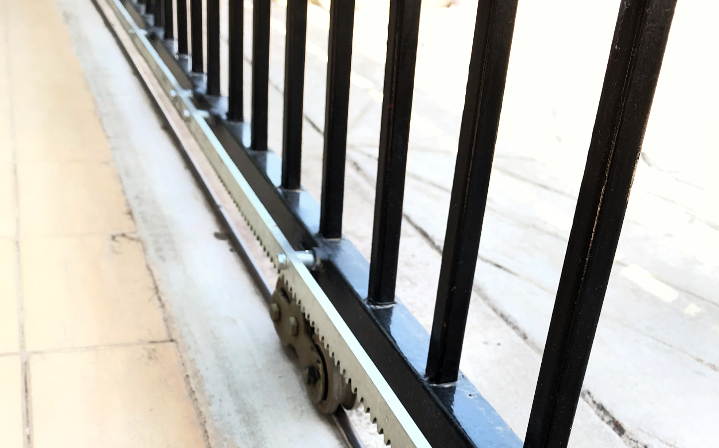 Gros plan sur une cr&eacute;maill&egrave;re de portail