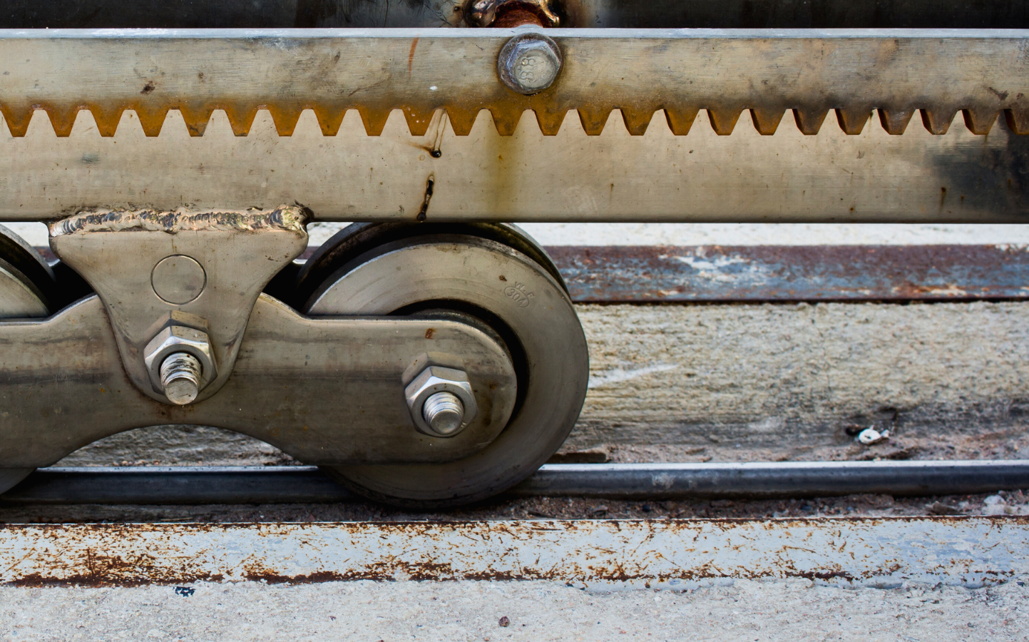 Cr&eacute;maill&egrave;re portail coulissant en acier