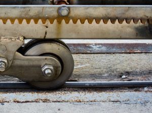 Zoom sur rail de guidage portail coulissant - rail portail coulissant